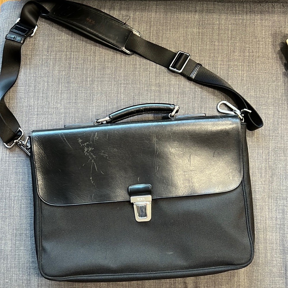 TUMI BLACK LEATHER FRONT FLAP BRIEFCASE